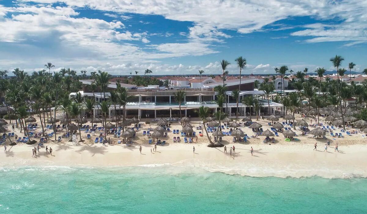 Bahia Principe Grand Punta Cana - All Inclusive - Plaja de la Plaja de la Bahia Principe Grand Turquesa, dotată cu șezlonguri și umbrele, se află pe malul unei mări caraibiene cristaline, ideală pentru relaxare și distracție., dotată cu șezlonguri și umbrele, se află pe malul unei mări caraibiene cristaline, ideală pentru relaxare și distracție.