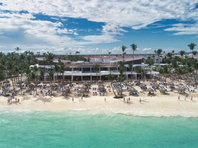 Bahia Principe Grand Punta Cana - All Inclusive - Plaja de la Plaja de la Bahia Principe Grand Turquesa, dotată cu șezlonguri și umbrele, se află pe malul unei mări caraibiene cristaline, ideală pentru relaxare și distracție., dotată cu șezlonguri și umbrele, se află pe malul unei mări caraibiene cristaline, ideală pentru relaxare și distracție.