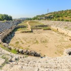 În situl arheologic Perge găsim cea mai mare scenă din Asia Mică și una dintre cele mai bine conservate din lumea antică