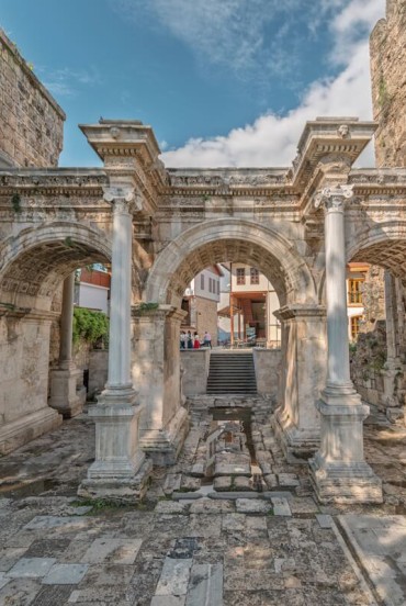 Arc de triumf roman perfect conservat în inima istorică a Antalyei.