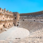 Teatrul Aspendos, datând din jurul anului 162 d.Hr., are o acustică excepțională și poate găzdui până la 12.000 de spectatori
