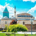 Mausoleul Mevlana, construit în secolul al XIII-lea în cinstea poetului sufit și fondatorului dervișilor rotitori, Jalal ad-Din Rumi, este un loc sacru care întruchipează spiritul sufismului în lume.