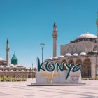 Mausoleul Mevlana din Konya reprezintă o emblemă a spiritualității, istoriei și artei selgiucide, un nucleu viu al tradiției culturale turcești.