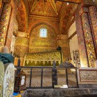 Mormântul lui Mevlana Rumi, găzduit sub impresionanta Cupolă Verde, este decorat cu țesături rafinate și inscripții caligrafice străvechi, un loc de mare spiritualitate și artă selgiucidă.