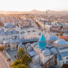 Mausoleul Mevlana, centrul istoric al Konyei și celebra Cupolă Verde, inspirată de corturile mongole din stepele asiatice, mărturisesc rădăcinile turcilor selgiucizi.