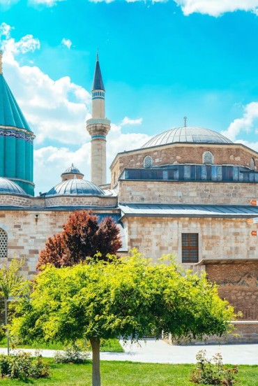 Mausoleul lui Mevlana, dedicat poetului sufit și conducătorului dervișilor rotitori, Jalal ad-Din Rumi, construit în secolul al XIII-lea și astăzi loc sacru și simbol al sufismului în lume.