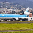 O aeronavă KLM este surprinsă în timp ce manevrează pe pistele Aeroportului Internațional Mariscal Sucre din Quito, principalul nod aerian al Ecuadorului.