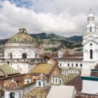 Catedrala Metropolitană din Quito, situată în Piața Independenței, îmbină stiluri renascentiste și baroce, adăpostind opere de artă și mausoleul generalului Sucre.
