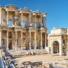 Biblioteca lui Celsus din Efes, construită în secolul al II-lea d.Hr., găzduia 12.000 de suluri și este o capodoperă romană simbol al cunoașterii și culturii antice.