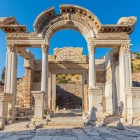 Templul lui Hadrian din Efes, construit în secolul al II-lea d.Hr., este o capodoperă arhitecturală romană dedicată împăratului Hadrian și zeiței Atena.
