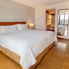 Camera dublă standard a Hotelului Rio Amazonas din Quito oferă confort esențial, pat primitor, mobilier funcțional și facilități moderne într-un cadru relaxant și îngrijit.
