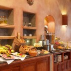 Mic dejun la Hotel Rio Amazonas Quito cu bufet internațional, fructe tropicale, pâine proaspătă, produse locale, preparate calde și cafeaua ecuadoriană autentică.