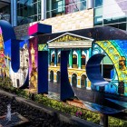 Numele Quito, redat în litere mari și colorate la Aeroportul Internațional Mariscal Sucre, îi întâmpină pe călători cu un salut plin de culoare în inima Ecuadorului.