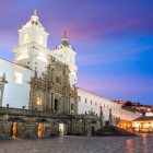Plaza de San Francisco, în inima centrului istoric din Quito, este înconjurată de clădiri coloniale și dominată de impunătoarea biserică și mănăstire San Francisco.