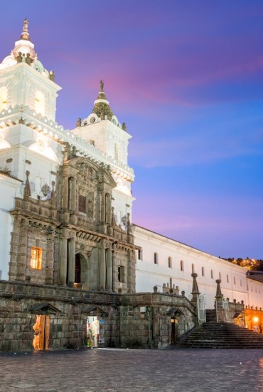 Plaza de San Francisco, în centrul istoric al orașului Quito, este o piață colonială fermecătoare, înconjurată de biserici și clădiri istorice, cu impunătorul convent San Francisco.
