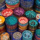 Boluri ceramice făcute manual din Marele Bazar din Istanbul, decorate cu motive tradiționale și culori vii, simbol al artei meșteșugărești turcești.