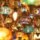 Felinare artizanale decorate manual din Marele Bazar din Istanbul, cu culori vii și modele tradiționale, perfecte pentru o atmosferă autentică și magică.