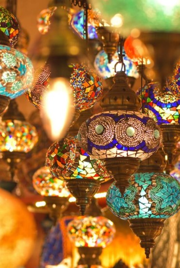 Felinare colorate atârnate printre magazinele Marelui Bazar din Istanbul, unul dintre cele mai vechi și fermecătoare piețe acoperite din lume. O explozie de lumină și tradiție turcească.