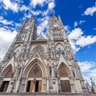 Fațada gotică a Catedralei din Quito impresionează prin turnurile sale înalte, detaliile sculptate și arhitectura impunătoare ce domină centrul istoric al capitalei Ecuadorului.