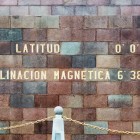 Monumentul Liniei Ecuatoriale din Quito, Ecuador, marchează latitudinea 0°, simbol unde emisfera nordică și cea sudică se întâlnesc într-un loc unic.