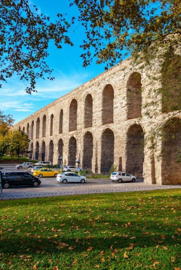 Vechiul apeduct roman din secolul al IV-lea, apeductul lui Valens a fost esențial pentru alimentarea cu apă a Constantinopolului bizantin.