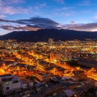 Panoramaul Quito la apus strălucește sub vulcanul Pichincha, îmbinând luminile orașului cu natura într-una dintre cele mai emblematice priveliști ale Ecuadorului.