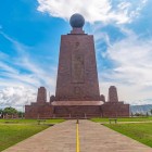 Monumentul Mitad del Mundo din Quito marchează linia ecuatorială, un simbol unic al Ecuadorului unde emisfera nordică și cea sudică se întâlnesc.
