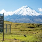 Parcul Național Cotopaxi din Ecuador oferă peisaje andine uimitoare, cu vulcanul său înzăpezit, lagune cristaline și trasee ideale pentru drumeții și natură.