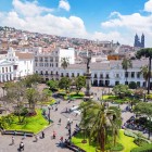 Plaza Grande, inima istorică a orașului Quito, este înconjurată de clădiri coloniale, catedrala și palatul prezidențial, loc de întâlnire animat al capitalei Ecuadorului.