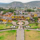 Vedere aeriană de la Monumentul Liniei Ecuatoriale cu Munții Anzi pe fundal, simbol al orașului Quito ce îmbină geografia, cultura și peisajele spectaculoase ale Ecuadorului.