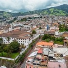 Vedere aeriană a centrului vechi din Quito, inima culturală a Ecuadorului, cu biserici coloniale, piețe și clădiri istorice ce reflectă secole de tradiție.
