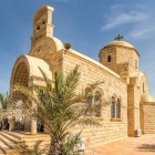 Biserica Sfântului Ioan din Betania, loc sacru al botezului lui Isus, cu rădăcini biblice străvechi și mozaicuri bizantine fascinante.