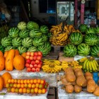 Piața din Pujili reunește localnici și comercianți ce expun ceramică pictată și produse agricole, transformându-se într-un centru viu de schimb și tradiție.