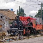 Un tren cu aburi tipic oprește la gara pitorească din cartierul Lasso, în Quito, Ecuador, unde farmecul Anzilor se împletește cu istoria și tradiția locală.