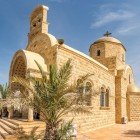 Biserica Sfântul Ioan din Betania păstrează mozaicuri bizantine și este un loc sacru pe râul Iordan, legat de botezul lui Isus.