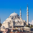 Moscheea Suleiman, construită în secolul al XVI-lea de Sinan, domină Istanbulul prin arhitectura sa otomană și priveliștile superbe asupra Bosforului.