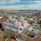 Vedere aeriană a Istanbulului cu Moscheea Zeyrek, fosta Biserică a lui Hristos Pantocrator, care domină peisajul urban bogat în istorie și cultură.