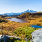 Impozantul vulcan Antisana se înalță deasupra Anzilor cu ghețarii săi strălucitori, oferind un peisaj spectaculos între cer senin și natură neatinsă.