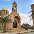 Biserica Sfântul Ioan din Betania păstrează mozaicuri bizantine și este un loc sacru pe râul Iordan, legat de botezul lui Isus.