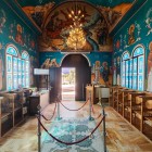 Interioare viu colorate ale Bisericii Sfântul Ioan Botezătorul din Betania: fresce bizantine vibrante și spiritualitate milenară în locul botezului lui Iisus.