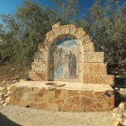 Fântână baptismală antică la situl Al-Maghtas, Iordania, locul tradițional al botezului lui Isus, înconjurat de ruine și monumente istorice.