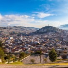 Vedere panoramică a orașului Quito, capitala Ecuadorului la 2880 de metri altitudine, un fascinant amestec de istorie, cultură andină și peisaje de neuitat.