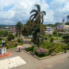 Piața principală din Archidona îi întâmpină pe vizitatori cu atmosfera sa animată, unde micul târg local expune produse tradiționale, arome autentice și tradiții de descoperit.