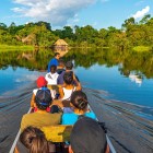 Excursie cu canoea pe râurile Misahuallí și Napo din bazinul amazonian, în Parcul Național Yasuni, cu o priveliște deosebită spre un lodge în stil tradițional autentic, Ecuador.