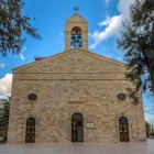 Fondată în secolul al VI-lea, Biserica Sfântul Gheorghe păstrează o hartă-mozaic unică, detaliată a Palestinei și Ierusalimului antic.