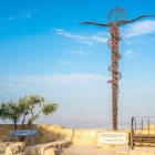 Crucea Șerpuitoare domină vârful Muntelui Nebo, simbol al păcii și spiritualității, cu vedere spre Marea Moartă și Țara Sfântă.