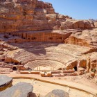 Teatrul Roman din Petra, săpat în secolul I d.Hr., îmbină ingineria romană cu cultura nabateeană, având o structură impunătoare încastrată în stâncă.