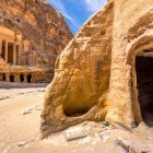 Mica Petra, un vechi centru nabatean cu clădiri sculptate în stâncă, păstrează istorie și mister în inima deșertului iordanian.