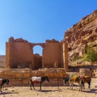 Qasr al-Bint, un templu nabatean bine conservat din Petra, prezintă coloane impunătoare și o arhitectură care reflectă influențe romane și locale.