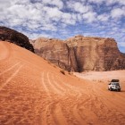 Vehicul 4x4 robust și confortabil, ideal pentru tururi în deșertul Wadi Rum, perfect pentru explorarea în siguranță a duneleor, canioanelor și peisajelor izolate.